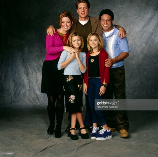 TWO OF A KIND - Cast Gallery - Shoot Date: October 26, 1998. (Photo by ABC Photo Archives/ABC via Getty Images)FRONT: ASHLEY OLSEN;MARY-KATE OLSEN BACKGROUND: SALLY WHEELER;CHRISTOPHER SIEBER;DAVID VALCIN